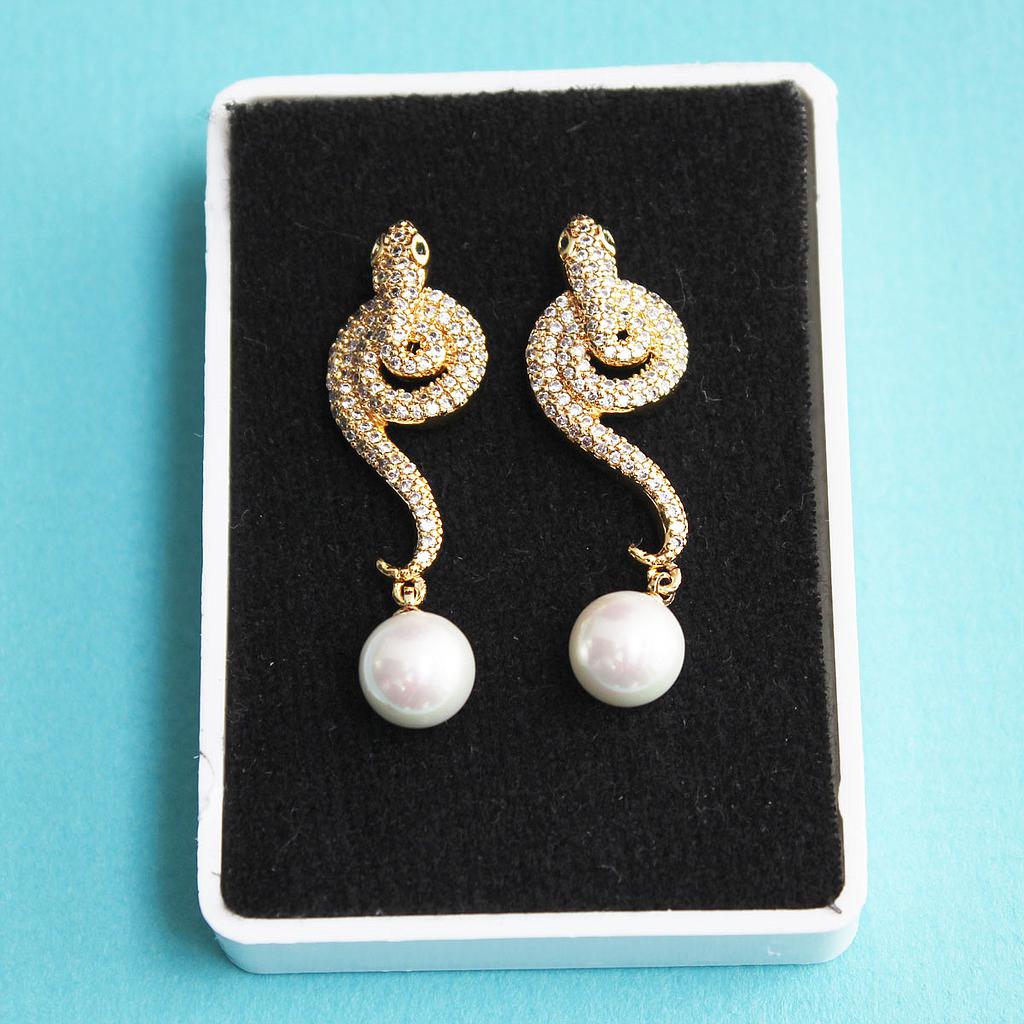 AR6010	Arete Bronce Vivora con Bola de Concha